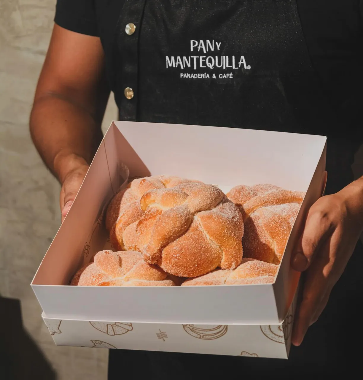 Caja de pan de muerto en Pan y Mantequilla, panadería y café
